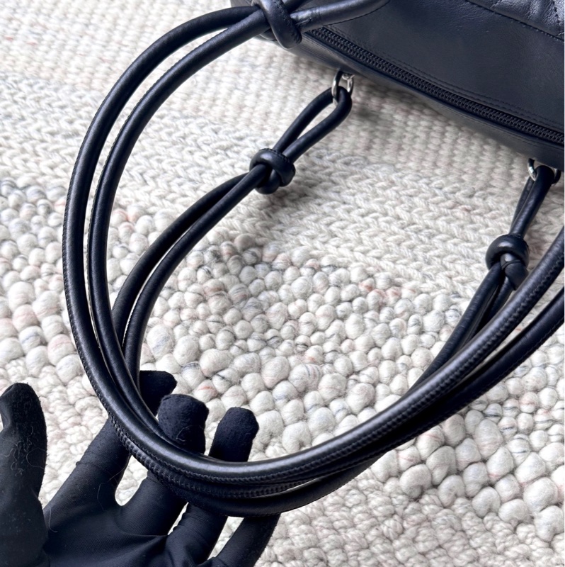 Chanel全黑康鵬枕頭包-3