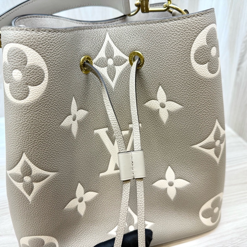 LV斑鳩灰牛皮NeonoeMM抽繩水桶包M45555-16