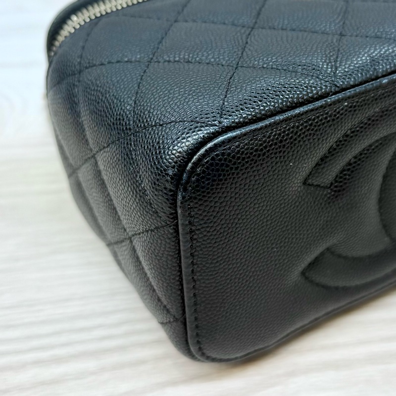 CHANEL黑金粒紋牛皮小吊飾長盒子AP3376-18