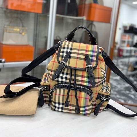 Burberry 格紋雙肩包