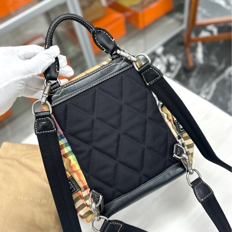 Burberry 格紋雙肩包-1