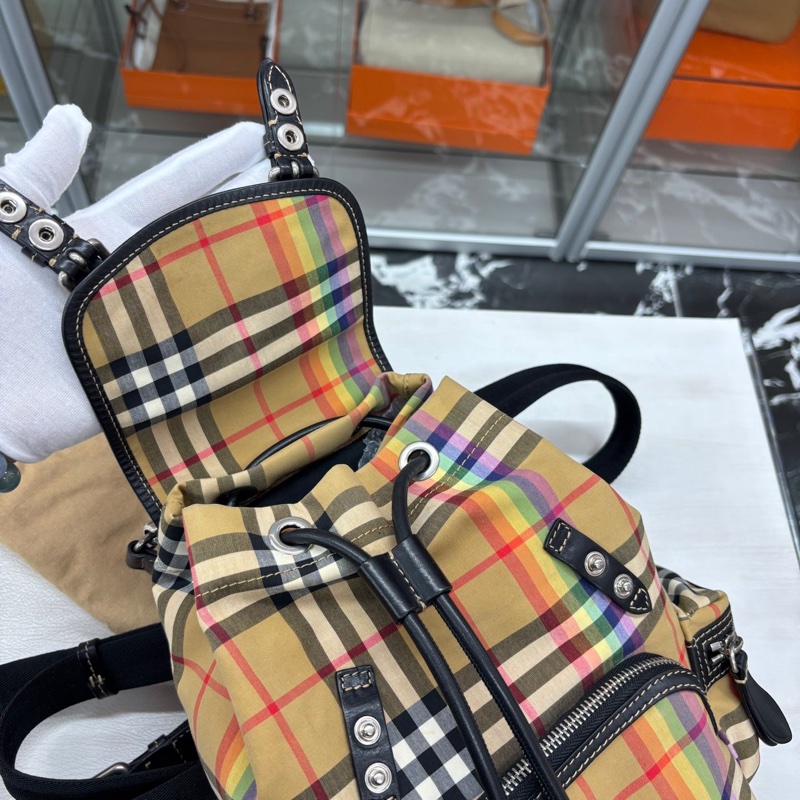 Burberry 格紋雙肩包-6
