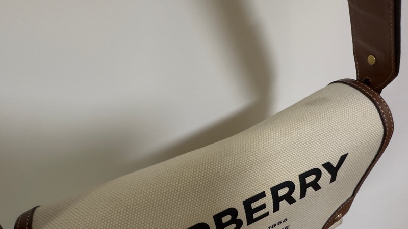 BURBERRY 巴寶莉 Horseferry印花帆布Note 斜背包 米白-23