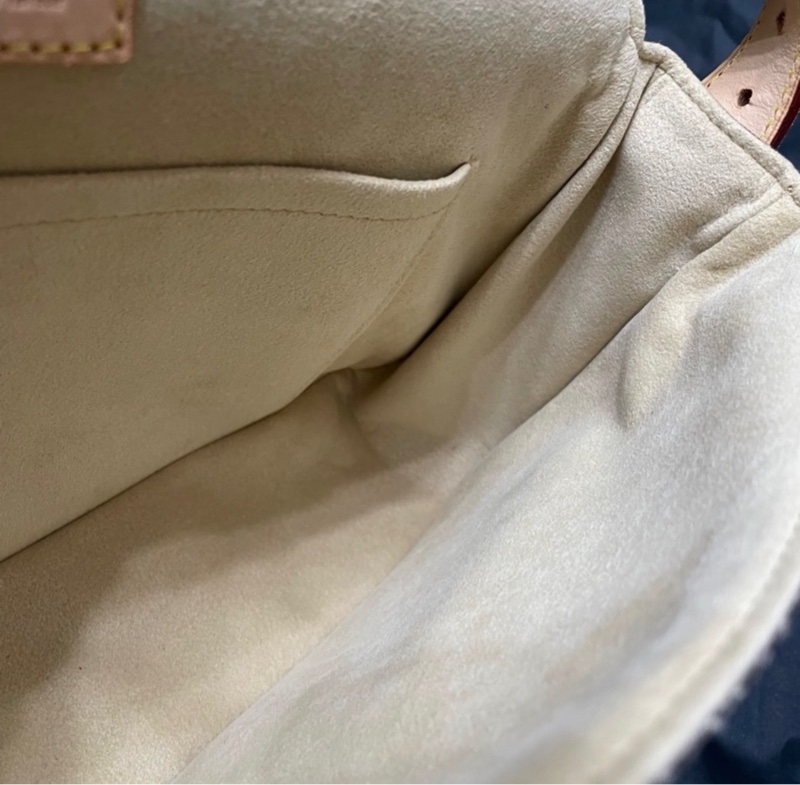 LV 肩背包～ 9成新，高雅好看-25