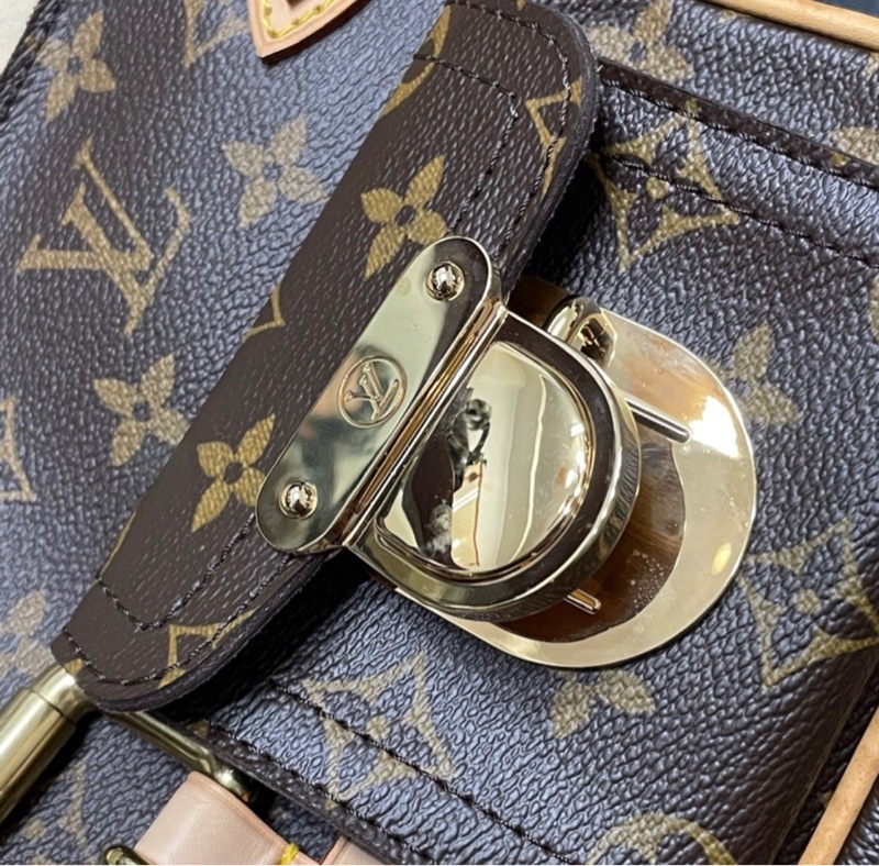 LV 肩背包～ 9成新，高雅好看-30