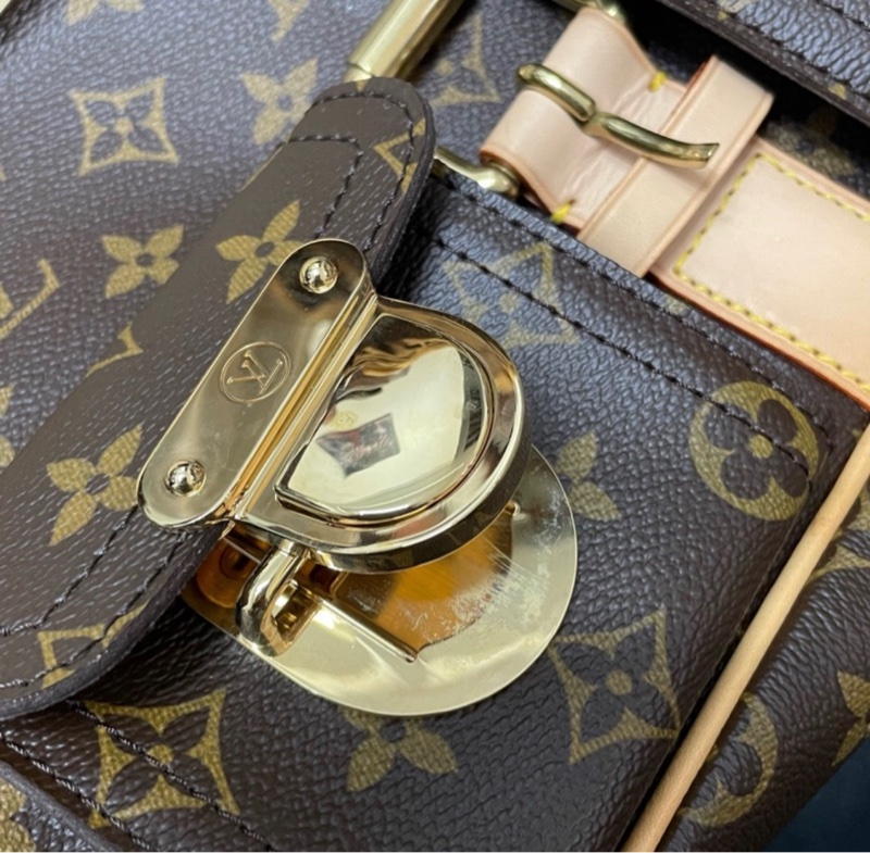 LV 肩背包～ 9成新，高雅好看-31