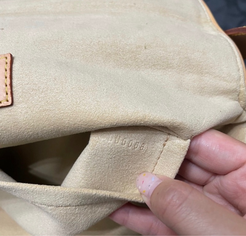 LV 肩背包～ 9成新，高雅好看-35