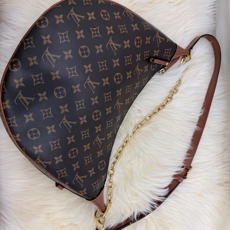 （LV) ❤️降價好物 ❤️誠心可談大灣月包 95新 容量很大還送個小包❤️-6