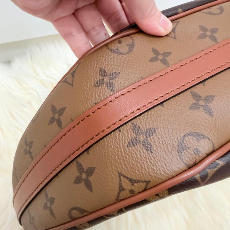 （LV) ❤️降價好物 ❤️誠心可談大灣月包 95新 容量很大還送個小包❤️-9