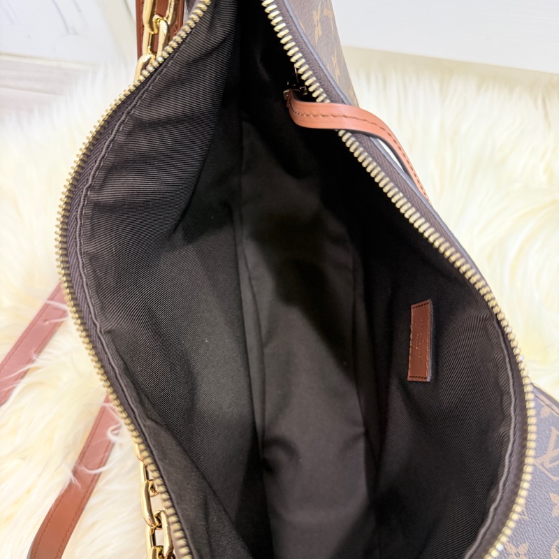 （LV) ❤️降價好物 ❤️誠心可談大灣月包 95新 容量很大還送個小包❤️-11