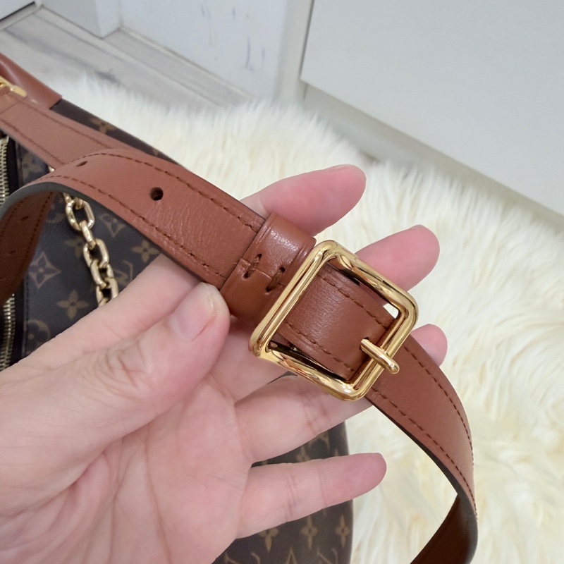 （LV) ❤️降價好物 ❤️誠心可談大灣月包 95新 容量很大還送個小包❤️-14