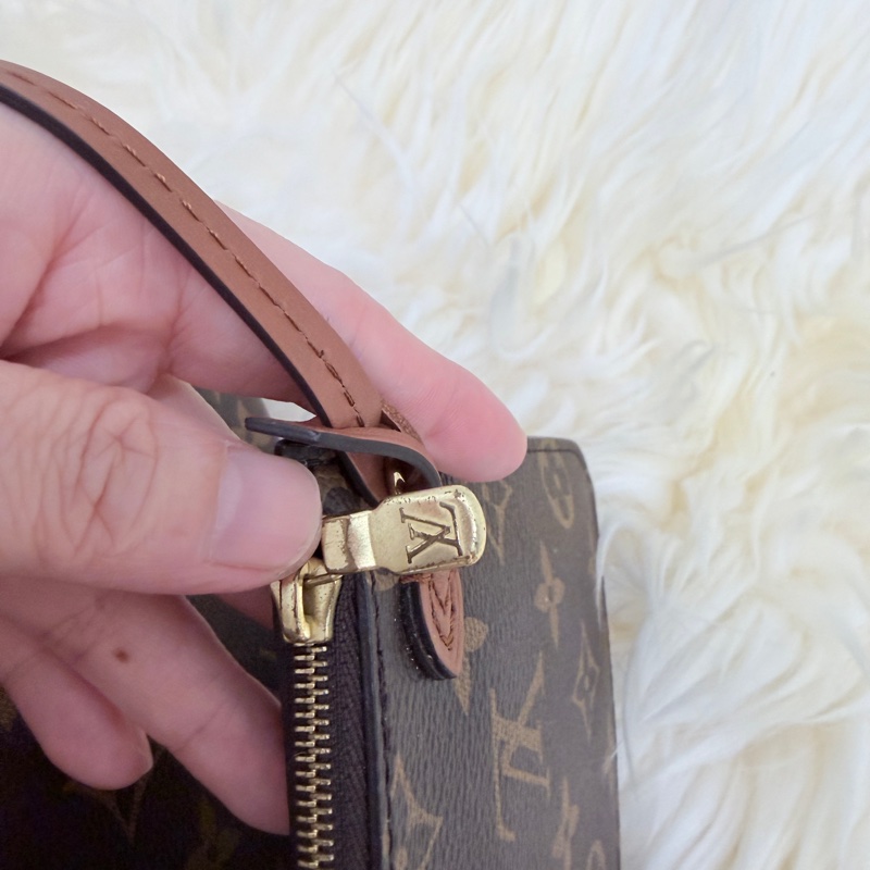 （LV) ❤️降價好物 ❤️誠心可談大灣月包 95新 容量很大還送個小包❤️-18