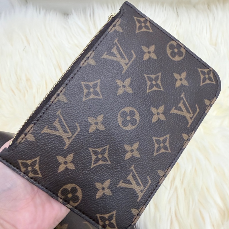 （LV) ❤️降價好物 ❤️誠心可談大灣月包 95新 容量很大還送個小包❤️-24