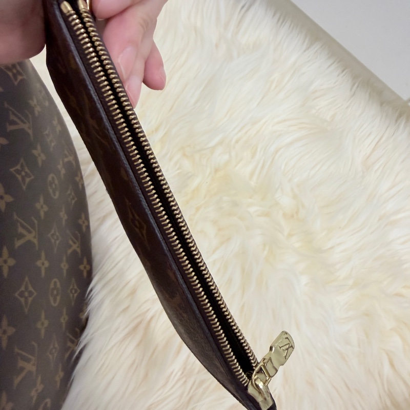 （LV) ❤️降價好物 ❤️誠心可談大灣月包 95新 容量很大還送個小包❤️-25
