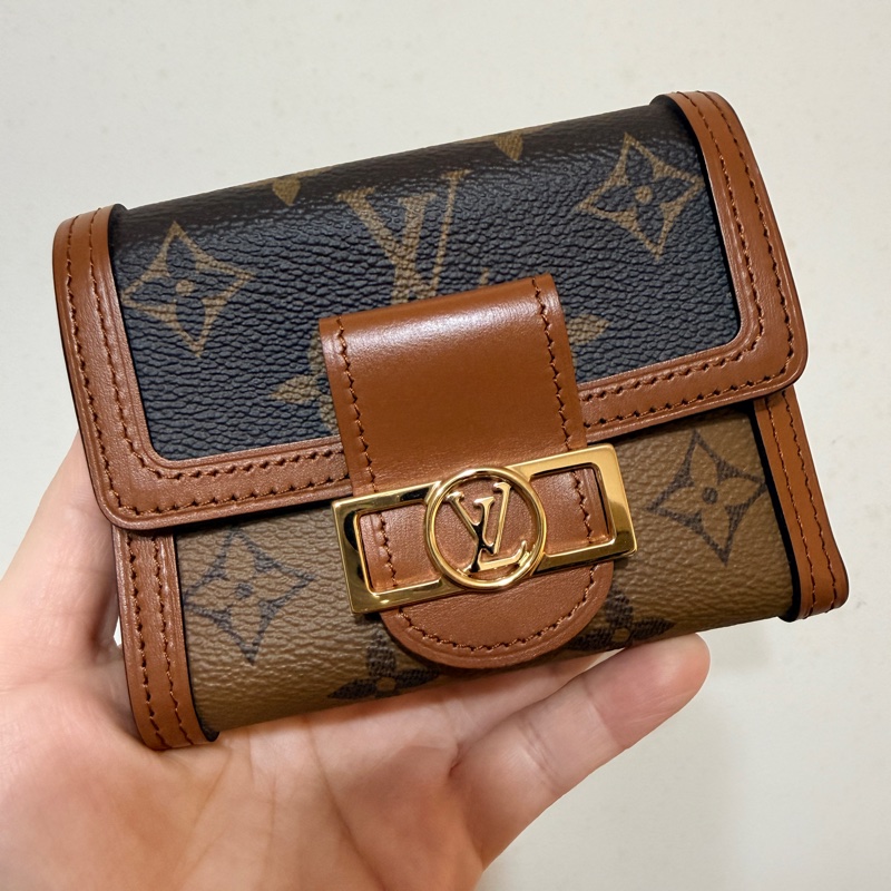 LV 達芙妮 三折短夾 專櫃價36500-0