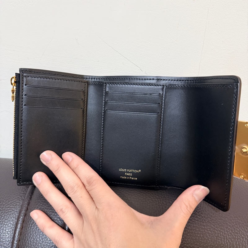LV 達芙妮 三折短夾 專櫃價36500-3