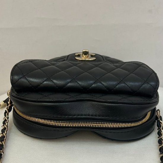 CHANEL黑金羊皮愛心包-3