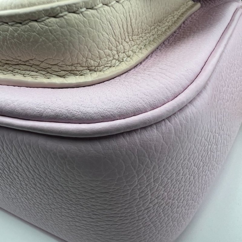 路易威登 Lockme Tender 粉紫色粒面牛皮斜背包-10