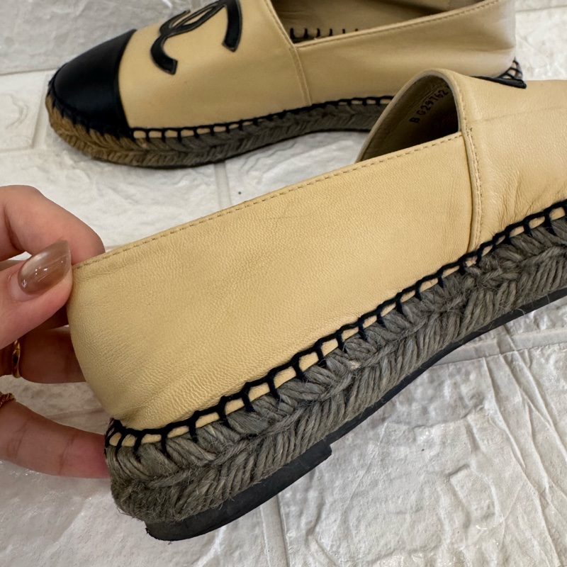 Chanel奶茶皮革黑雙C娃娃鞋 37號-10