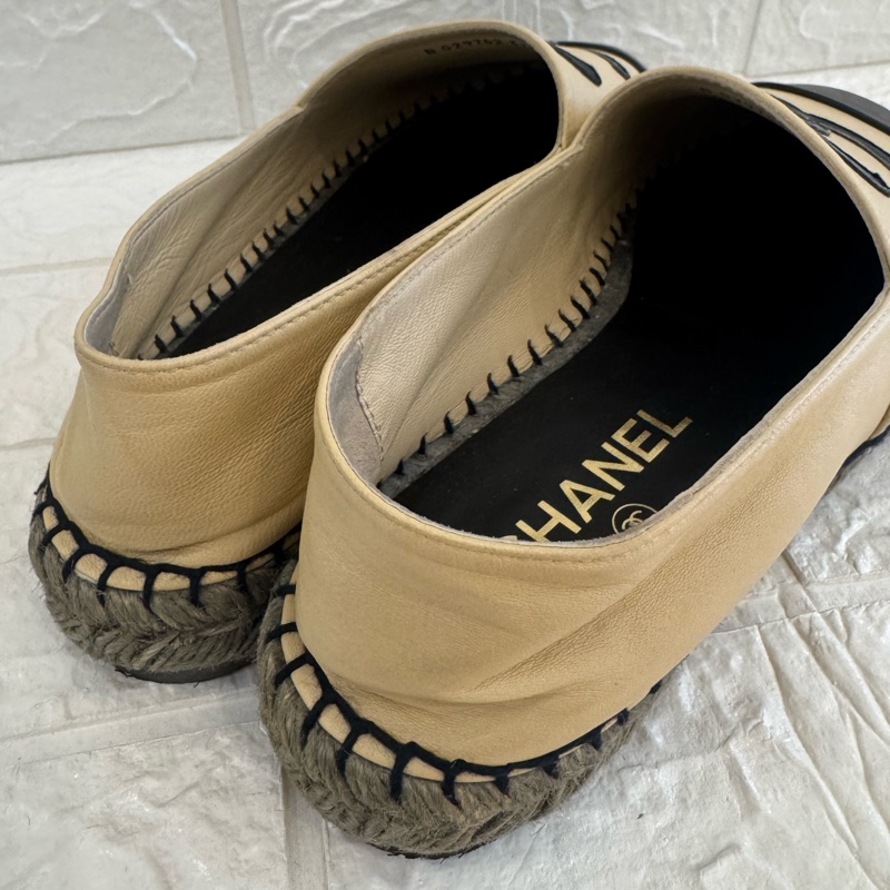 Chanel奶茶皮革黑雙C娃娃鞋 37號-14