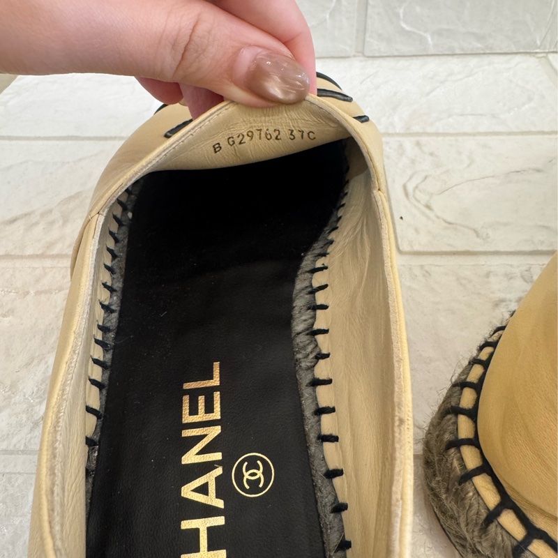 Chanel奶茶皮革黑雙C娃娃鞋 37號-15