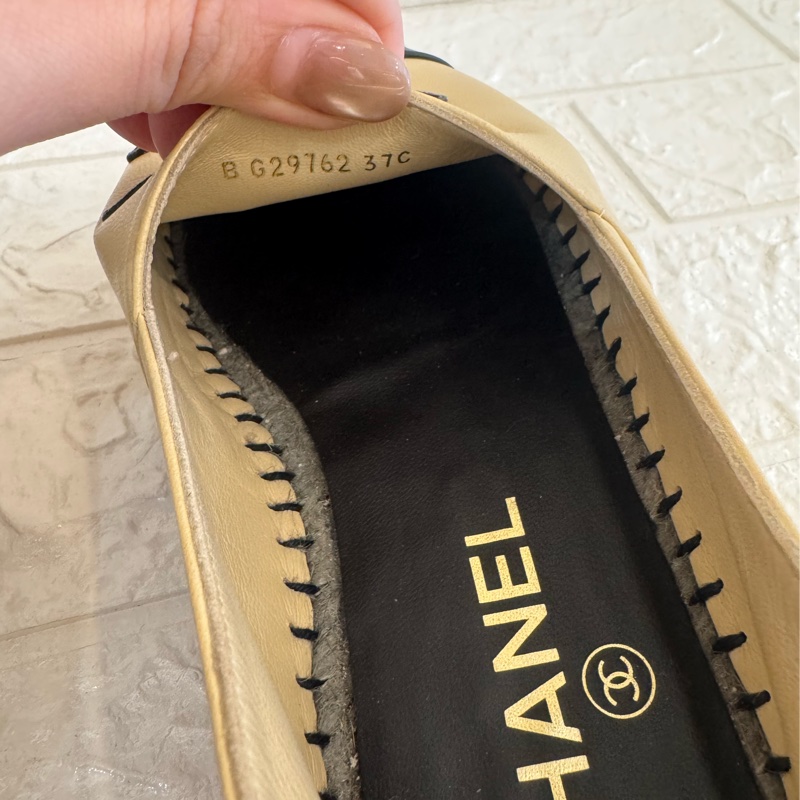 Chanel奶茶皮革黑雙C娃娃鞋 37號-16