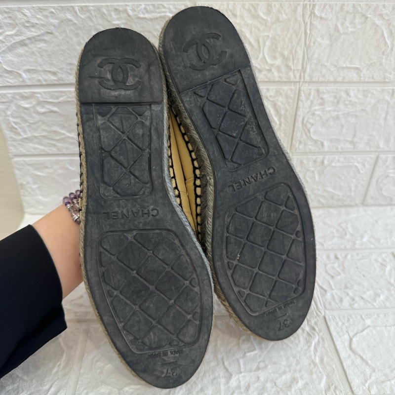 Chanel奶茶皮革黑雙C娃娃鞋 37號-18