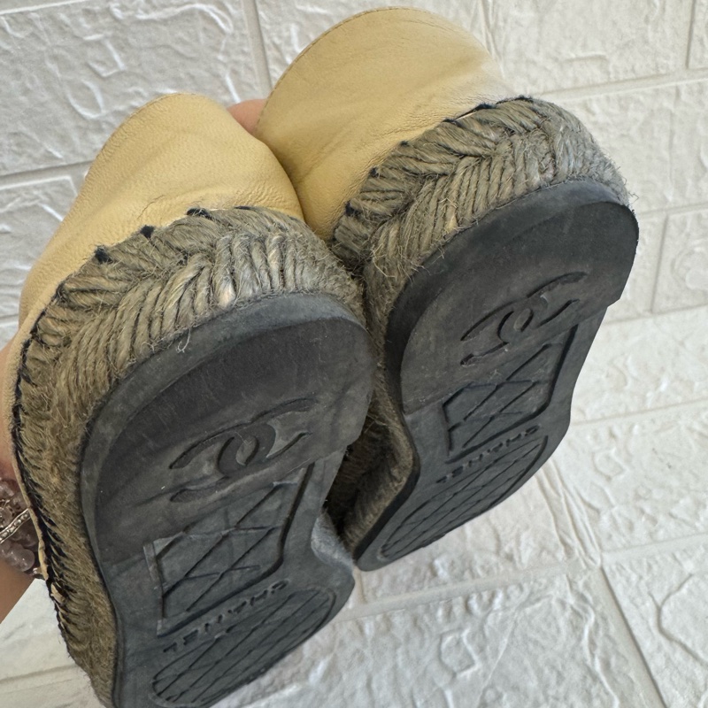 Chanel奶茶皮革黑雙C娃娃鞋 37號-19