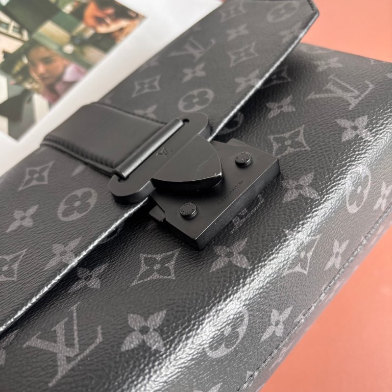 ::LOUIS VUITTON:: LV M46794 S-Cape 郵差包經典黑花紋掀蓋磁吸釦斜背包-11