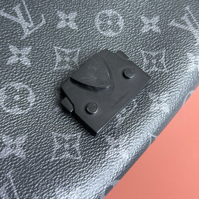 ::LOUIS VUITTON:: LV M46794 S-Cape 郵差包經典黑花紋掀蓋磁吸釦斜背包-23