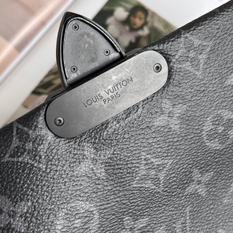 ::LOUIS VUITTON:: LV M46794 S-Cape 郵差包經典黑花紋掀蓋磁吸釦斜背包-24