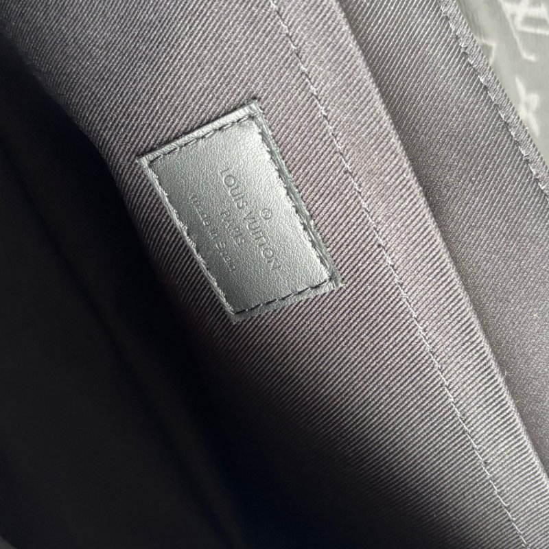 ::LOUIS VUITTON:: LV M46794 S-Cape 郵差包經典黑花紋掀蓋磁吸釦斜背包-33