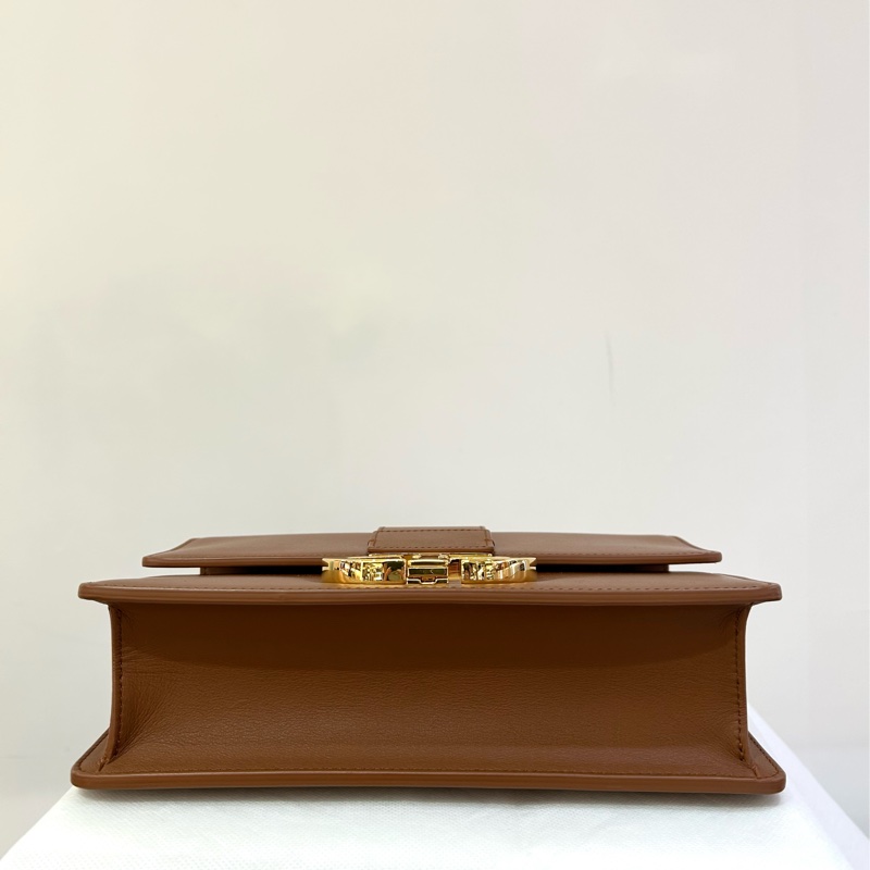 Dior  焦糖色Montaigne 30-5