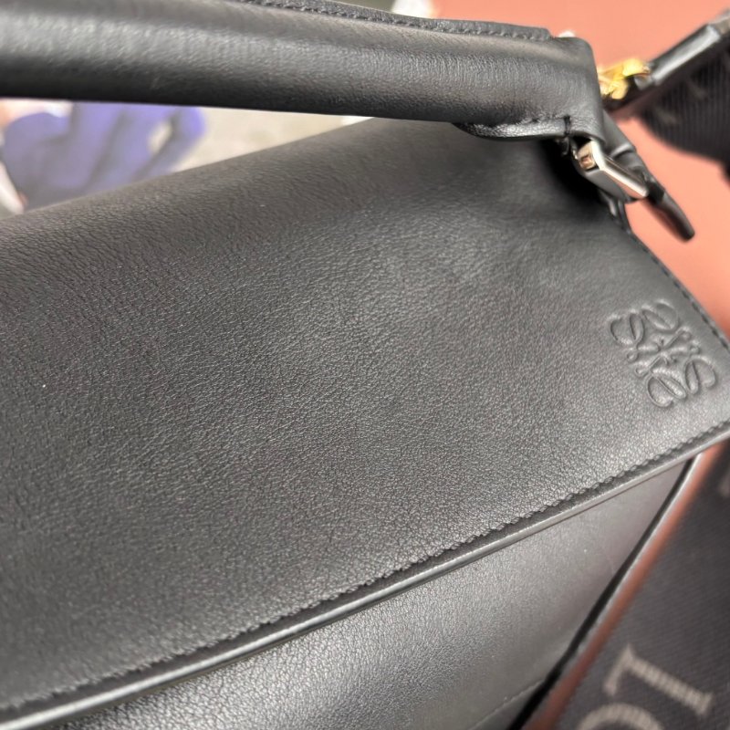 小款 ::LOEWE:: Small Puzzle Edge Bag in Classic Calfskin 黑色皮革寬織帶斜背包 手提包 新款-23