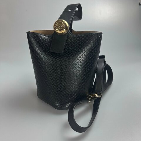 LOEWE 062444 黑蛇皮PEBBLE BUCKET MINI包