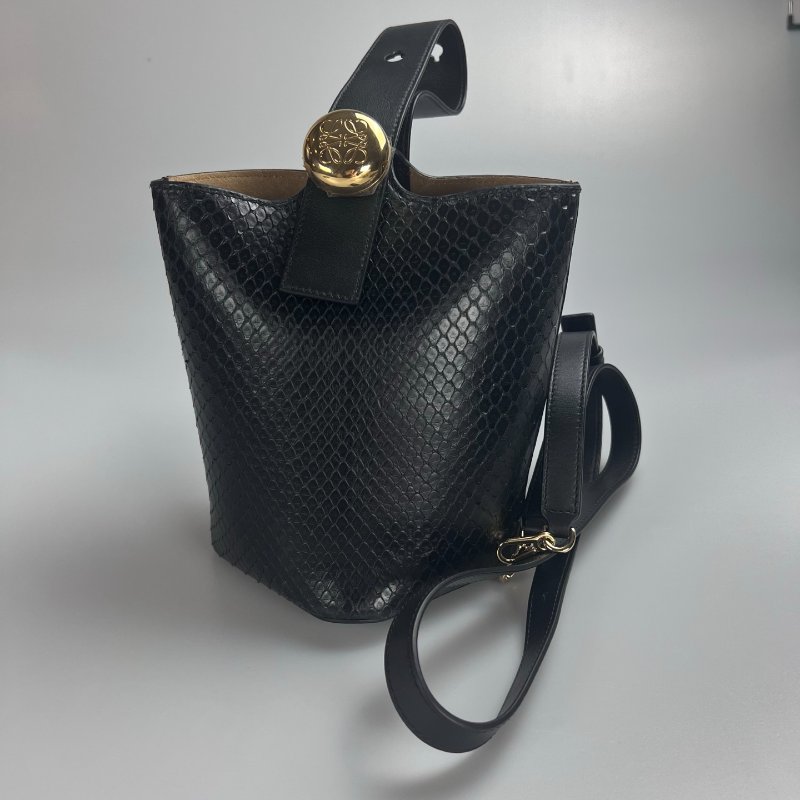 LOEWE 062444 黑蛇皮PEBBLE BUCKET MINI包-0