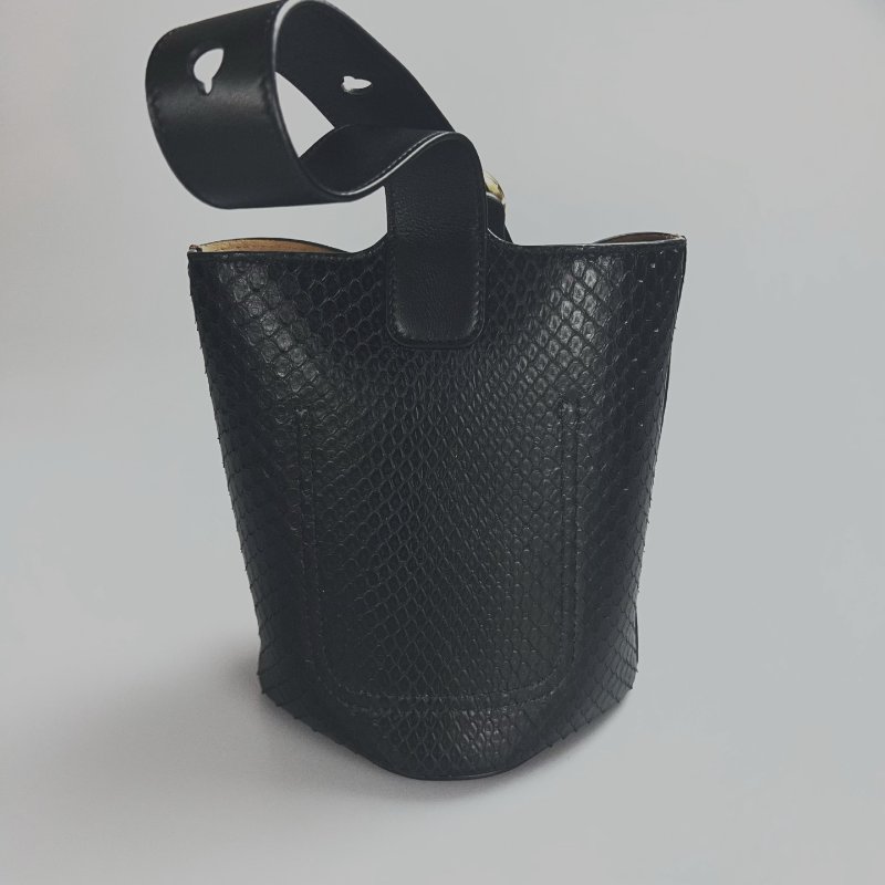 LOEWE 062444 黑蛇皮PEBBLE BUCKET MINI包-1