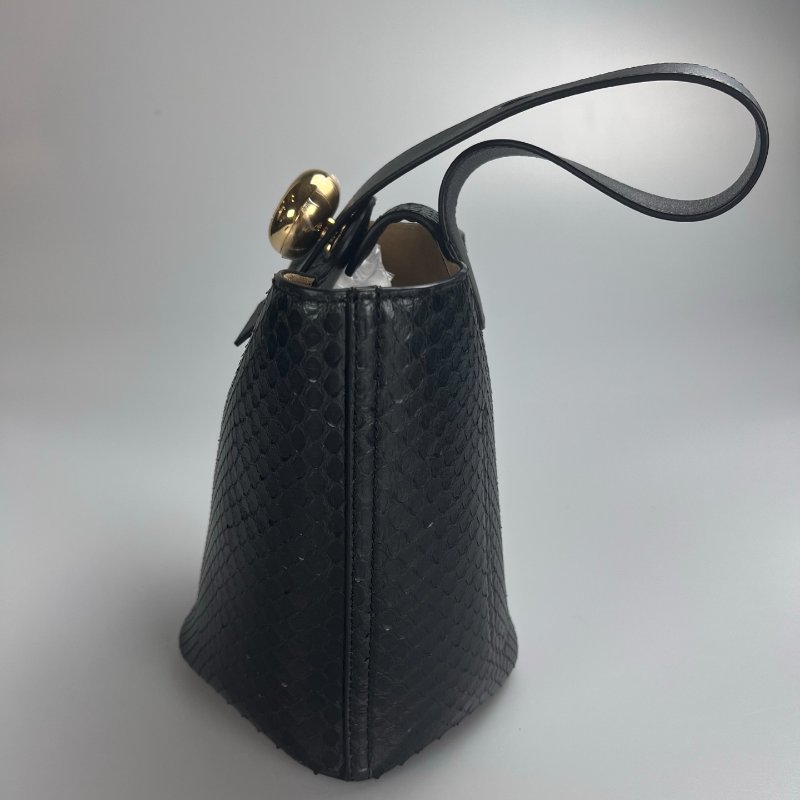 LOEWE 062444 黑蛇皮PEBBLE BUCKET MINI包-3