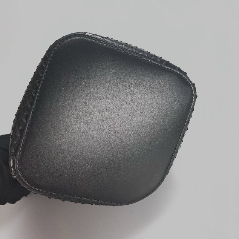 LOEWE 062444 黑蛇皮PEBBLE BUCKET MINI包-4