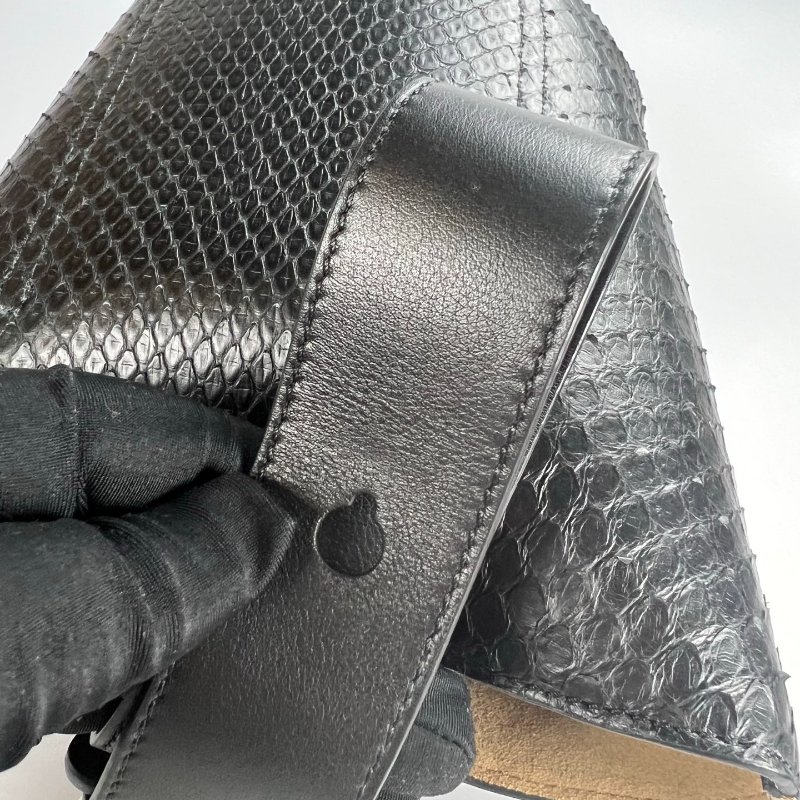 LOEWE 062444 黑蛇皮PEBBLE BUCKET MINI包-6