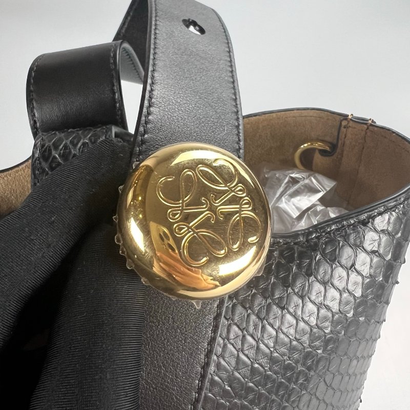 LOEWE 062444 黑蛇皮PEBBLE BUCKET MINI包-7