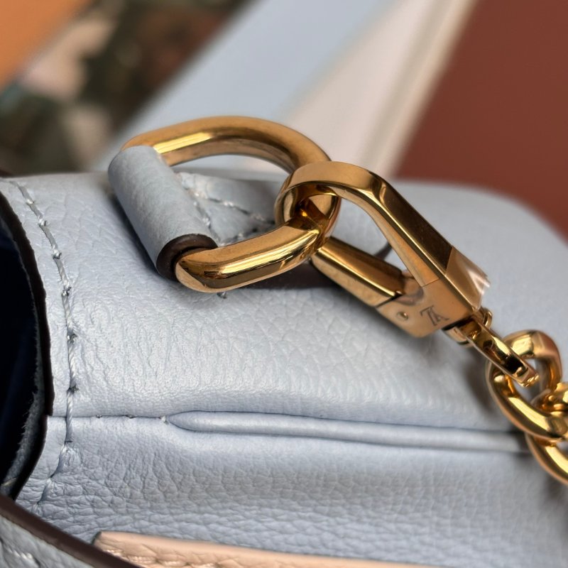 ::LOUIS VUITTON:: LV M59984 Lockme Tender寶寶藍白拼色手提斜背兩用包 掀蓋鏈帶包-16