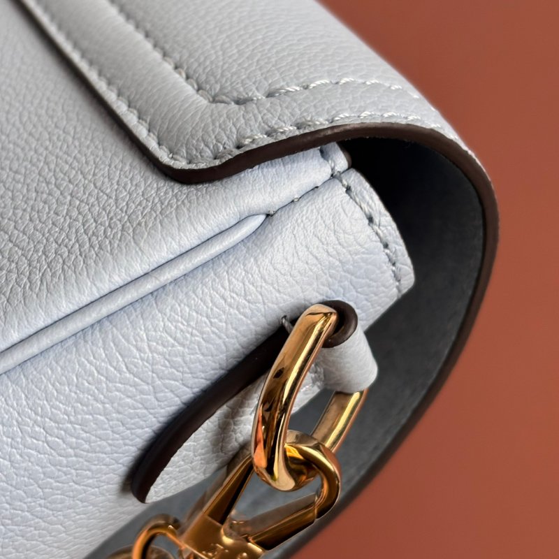 ::LOUIS VUITTON:: LV M59984 Lockme Tender寶寶藍白拼色手提斜背兩用包 掀蓋鏈帶包-19