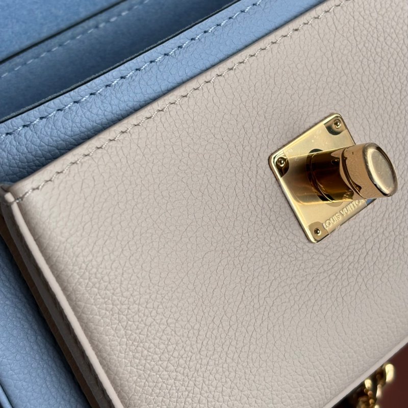 ::LOUIS VUITTON:: LV M59984 Lockme Tender寶寶藍白拼色手提斜背兩用包 掀蓋鏈帶包-21