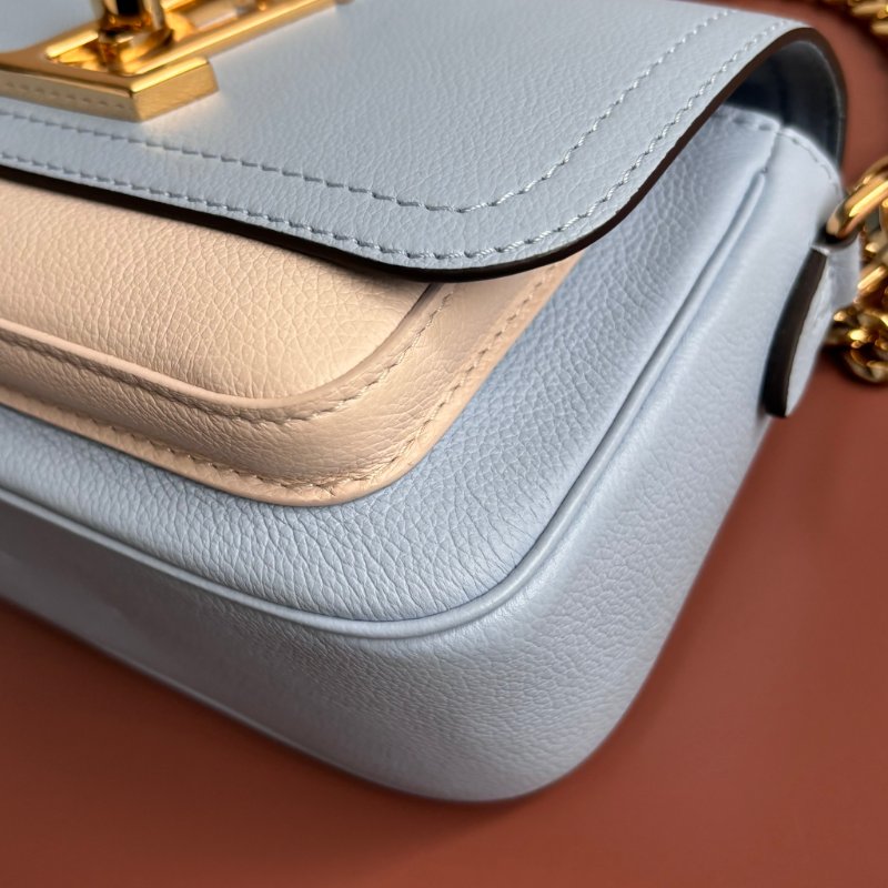 ::LOUIS VUITTON:: LV M59984 Lockme Tender寶寶藍白拼色手提斜背兩用包 掀蓋鏈帶包-9