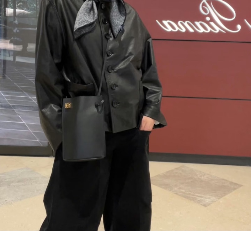 Loewe 手機包 黑金牛皮容量很大喔-0