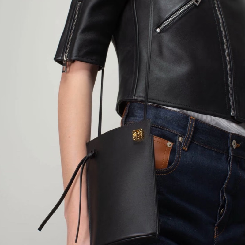 Loewe 手機包 黑金牛皮容量很大喔-1