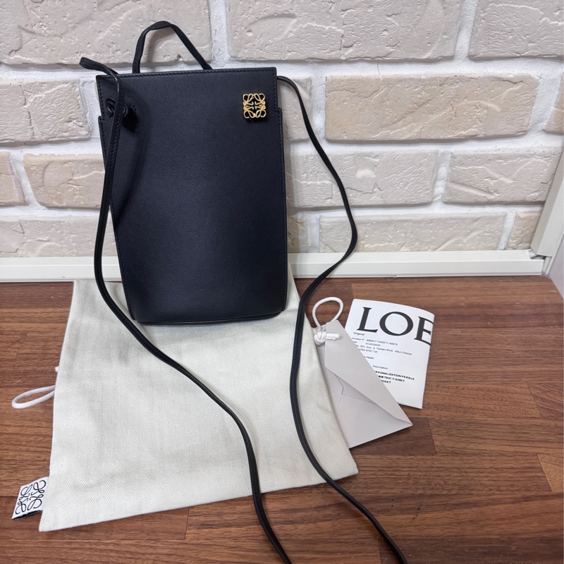 Loewe 手機包 黑金牛皮容量很大喔-3