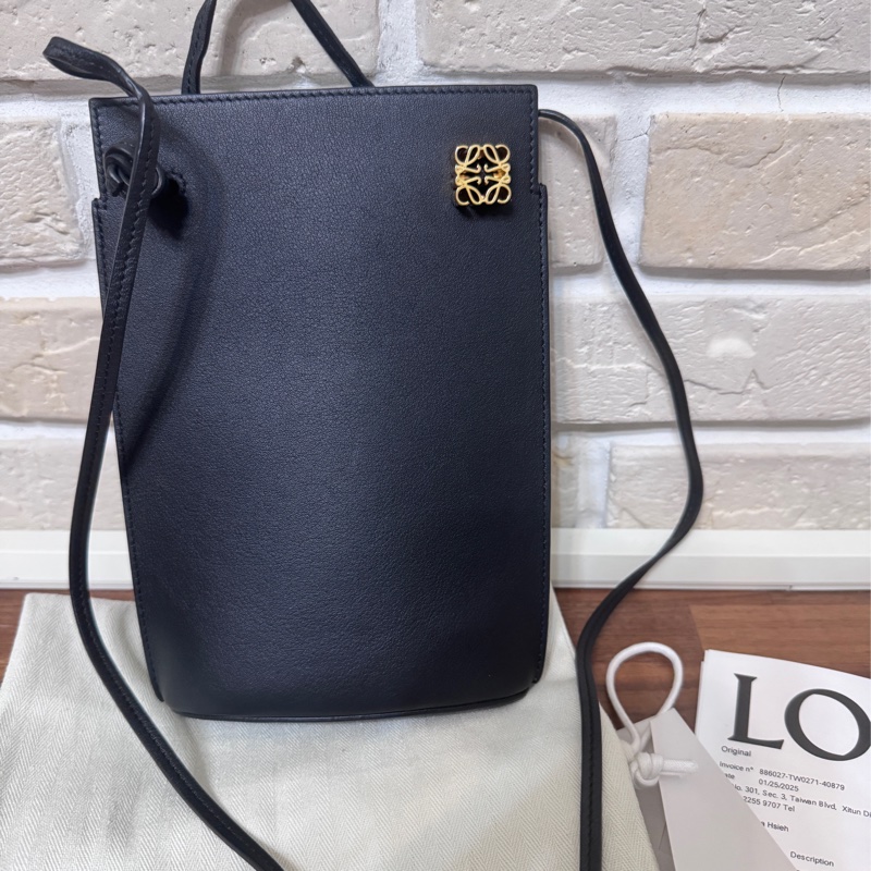 Loewe 手機包 黑金牛皮容量很大喔-4