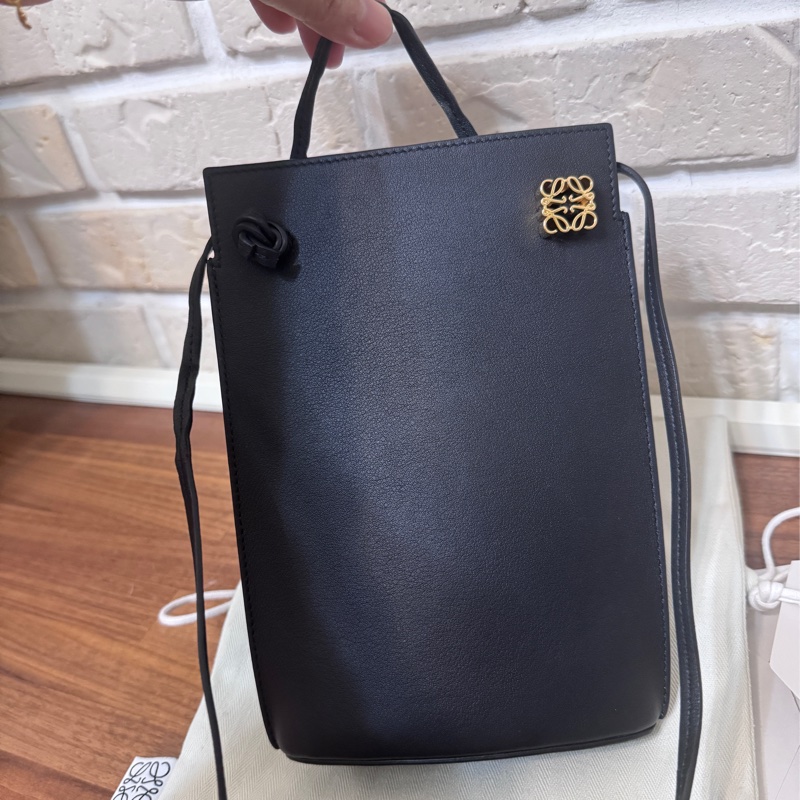 Loewe 手機包 黑金牛皮容量很大喔-5